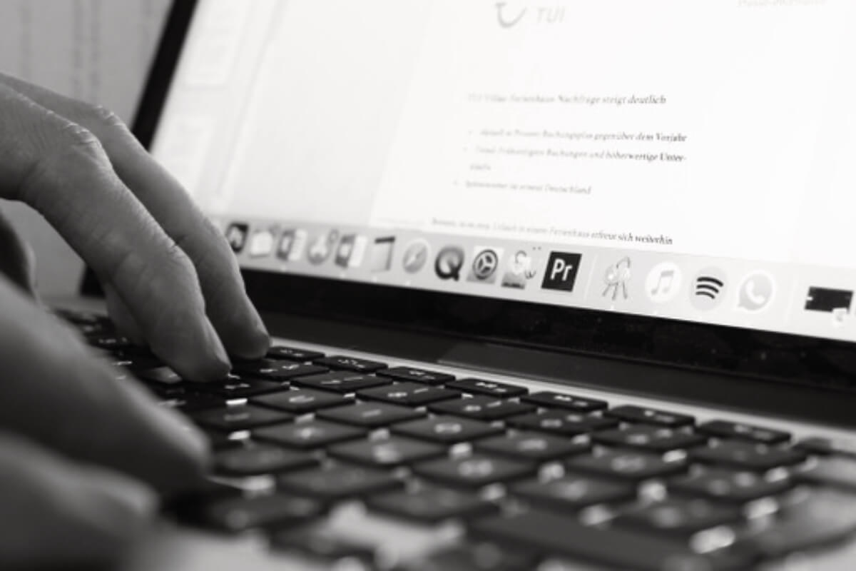 Person schreibt professionelle Texte am Laptop, symbolisch für Texter-Dienstleistungen